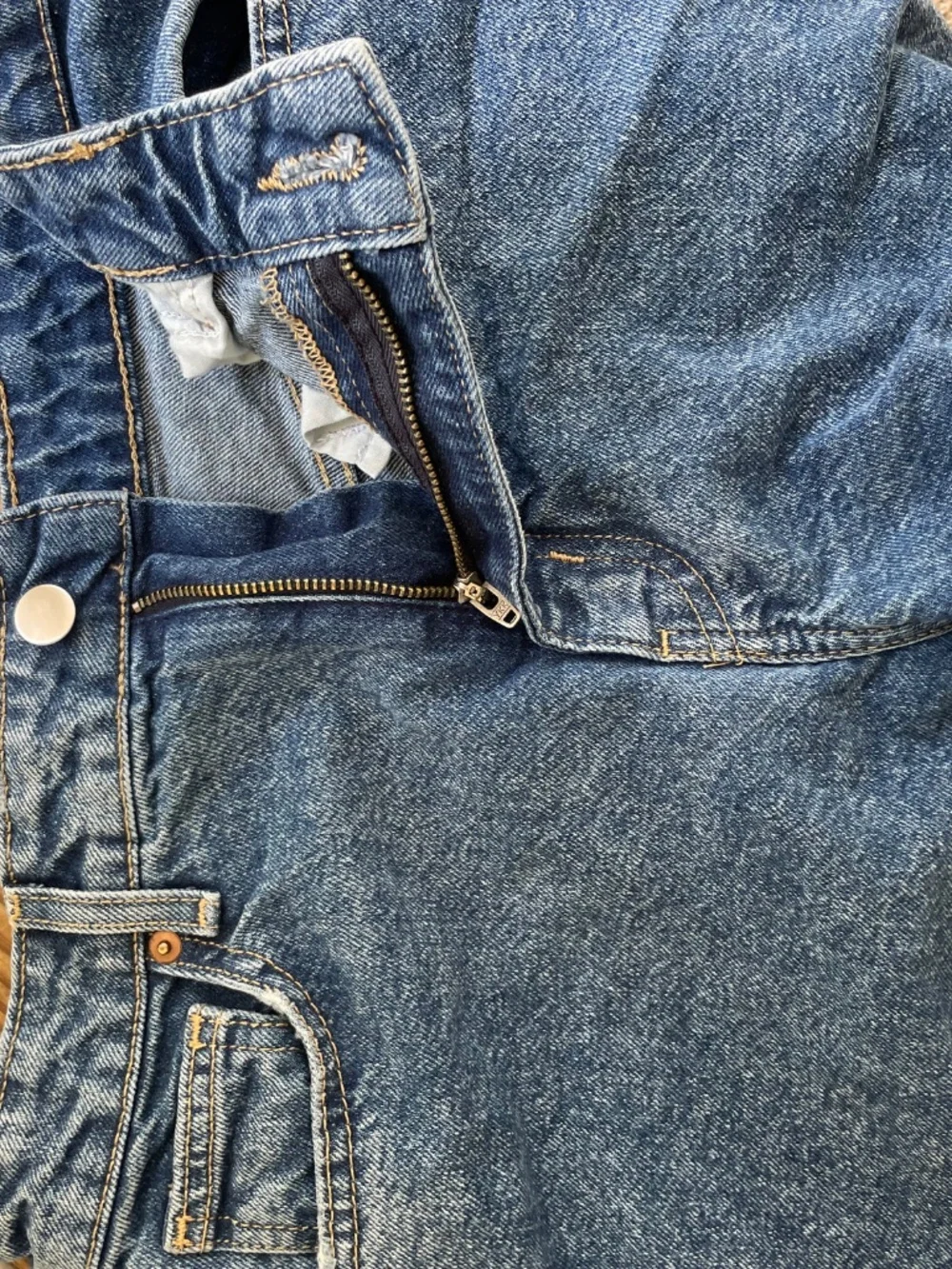 H&M | Relaxed fit blue denim raw hem high waist baggy shorts - Picture 8 of 9